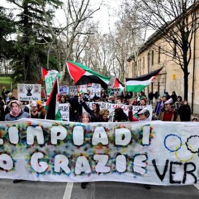 Centenas protestam em Verona antes da cerimônia de encerramento dos Jogos