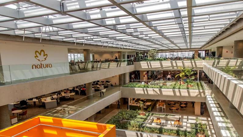 Escritório da Natura: na América Latina, a marca Avon segue sob gestão da Natura e será relançada no primeiro semestre de 2026.