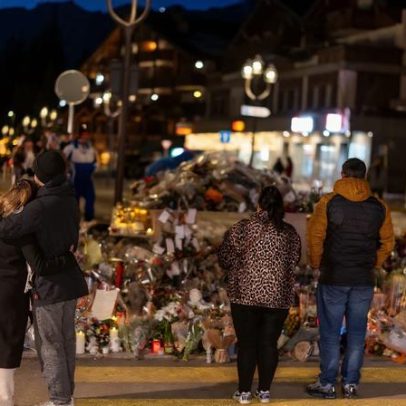 Pais enlutados protestam sobre autópsias de vítimas do incêndio em bar suíço