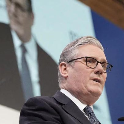 Starmer busca ampliar poderes para regular acesso online