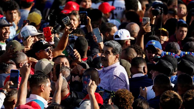 Venezuela's President Nicolas Maduro greets supporters as he takes part in a march with young members of the United Socialist Party of Venezuela (PSUV) in Caracas, Venezuela, November 13, 2025. REUTERS/Leonardo Fernandez Viloria/File Photo