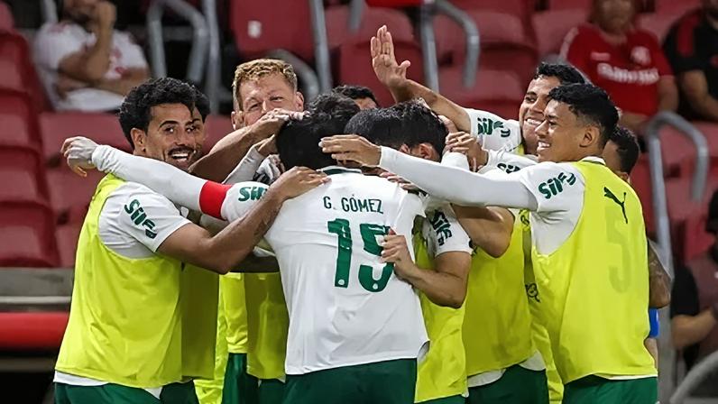 Jogadores do Palmeiras celebram gol contra o Internacional.