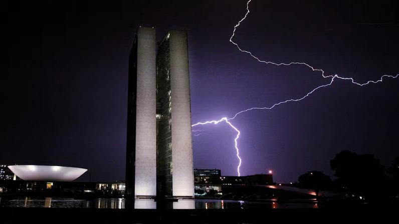 Tempestade de raios na Esplanada dos Ministérios, em Brasília. Pesquisa mostra que maioria da população acha que governo gasta mais do que pode, defende pisos de previdência, saúde e educação e quer cortar emendas e supersalários
