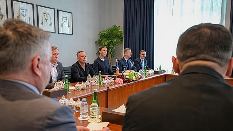 Steve Witkoff y Jared Kushner, entre otros enviados estadounidenses, este miércoles en Abu Dabi, durante las negociaciones de paz entre Ucrania y Rusia.
