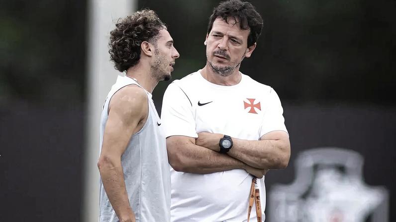 Fernando Diniz conversa com Nuno Moreira durante treino do Vasco (Foto: Matheus Lima / Vasco)