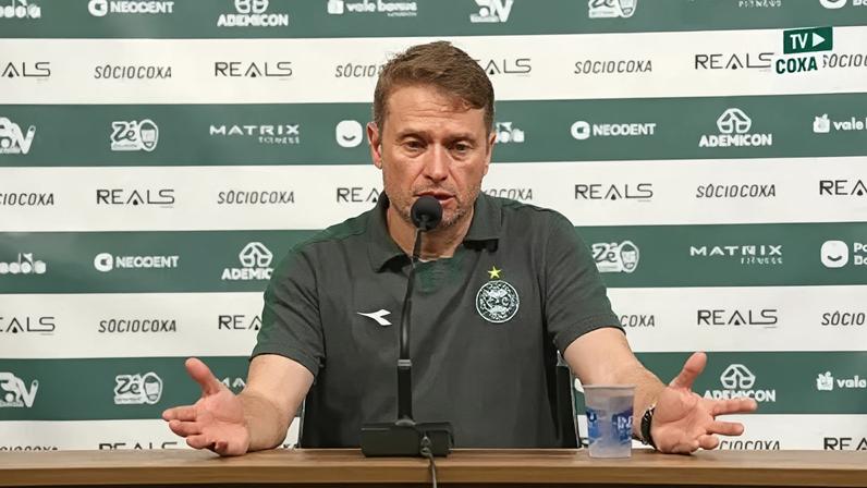 Fernando Seabra em entrevista coletiva como técnico do Coritiba