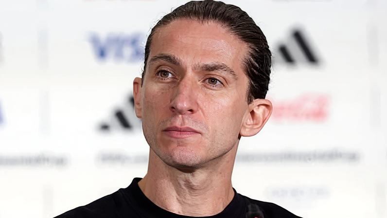 Filipe Luís durante coletiva