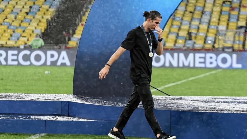 Filipe Luís lamenta derrota do Flamengo para o Lanús na Recopa Sul-Americana (Foto: PETER ILICCIEV/Agencia Enquadrar/Gazeta Press)