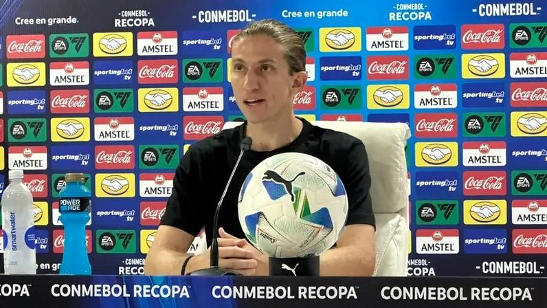 Filipe Luís concede entrevista coletiva após derrota para o Lanús Recopa Sul-Americana (Foto: Lucas Bayer / Lance!)