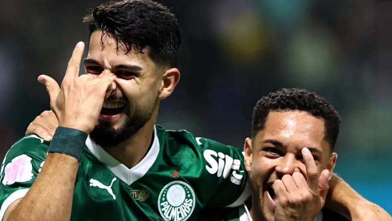 Flaco López e Vitor Roque em ação pelo Palmeiras (Foto: Cesar Greco/Palmeiras/by Canon)