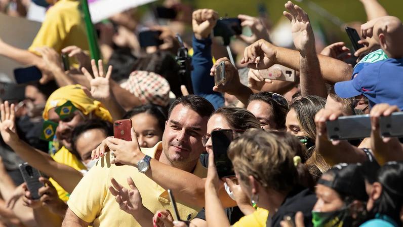 Flávio Bolsonaro adota discurso moderado para atrair eleitores indecisos na disputa contra Lula. (Foto: Joédson Alves/EFE)