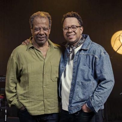 Pai e filho cantam juntos em louvor a Deus