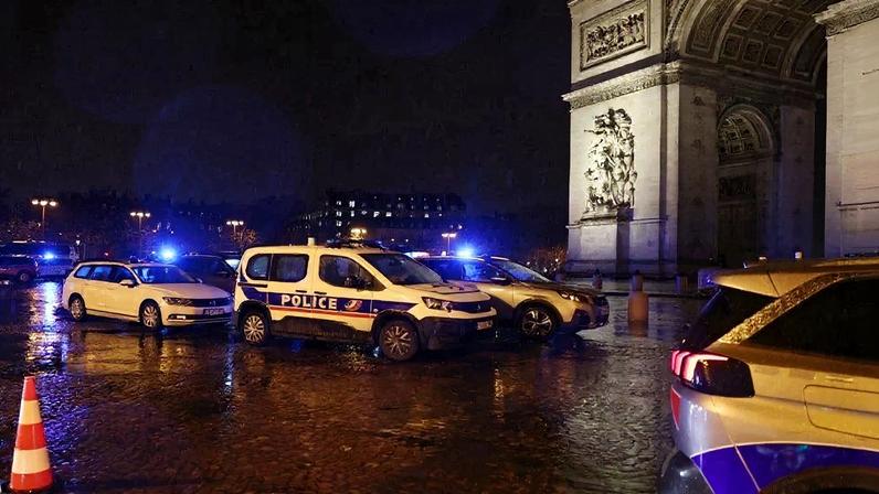 Viaturas policiais em torno do Arco do Triunfo, em Paris, em 13 de fevereiro de 2026. Foto: Guillaume Baptiste/AFP