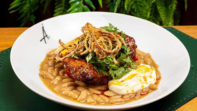 Frango Harissa com Feijões Brancos
