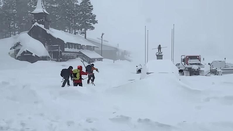Una imagen proporcionada por la Oficina del Sheriff del Condado de Nevada muestra a miembros de un equipo de rescate en Soda Springs, California, el martes.