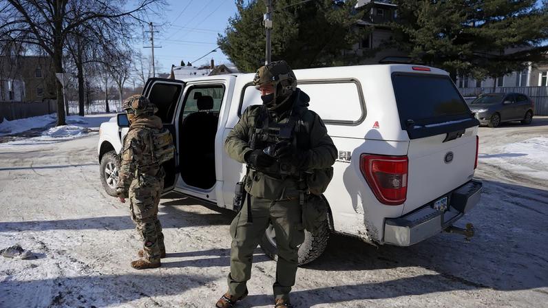 Federal immigration agents stand next to a vehicle as they conduct immigration enforcement tasks in south Minneapolis, Minnesota, U.S., January 23, 2026. REUTERS/Seth Herald//File Photo