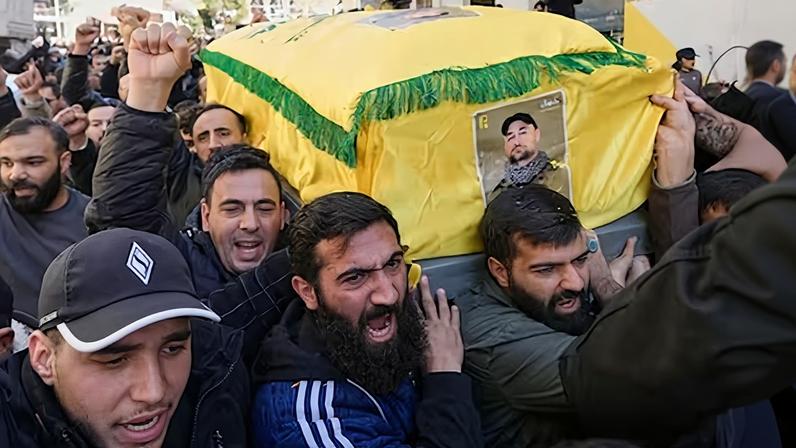 Ceremonia fúnebre en Beirut de un militante de Hezbolá muerto en un ataque israelí, este viernes.