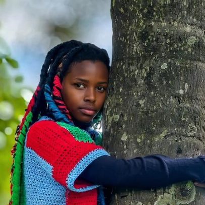 Mulher queniana abraça árvore por 3 dias e inspira movimento
