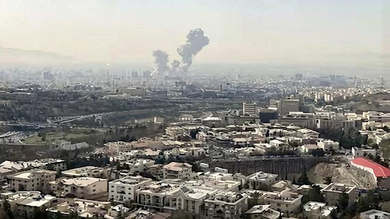 Una columna de humo emerge del centro de Teherán tras un ataque este sábado.