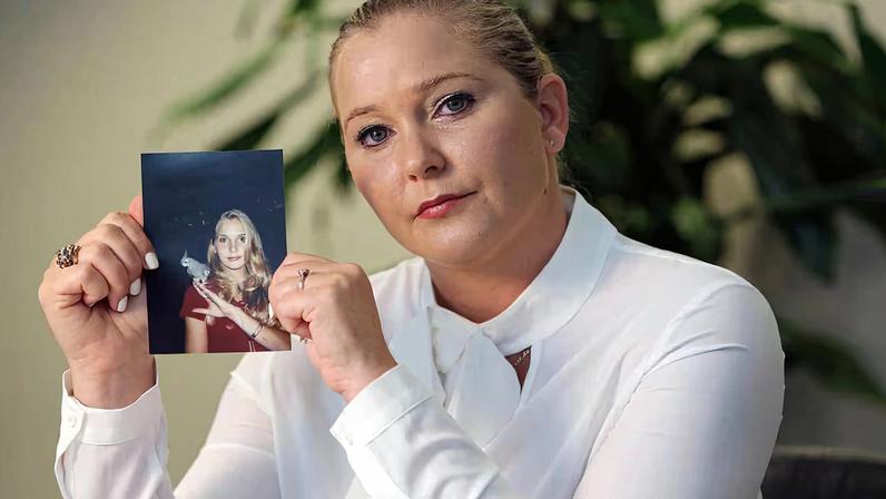 Virginia Giuffre, víctima del príncipe Andrés Mountbatten Windsor, muestra una foto suya de adolescente.