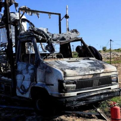 Colonos israelenses queimam tendas e veículos em vila na Cisjordânia, moradores relatam