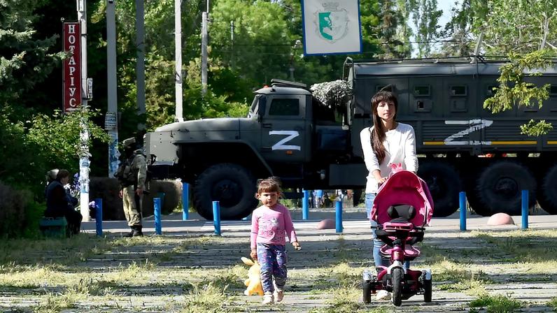 Tropas rusas patrullan en el municipio de Skadovsk, hoy en manos del Kremlin, en mayo de 2022