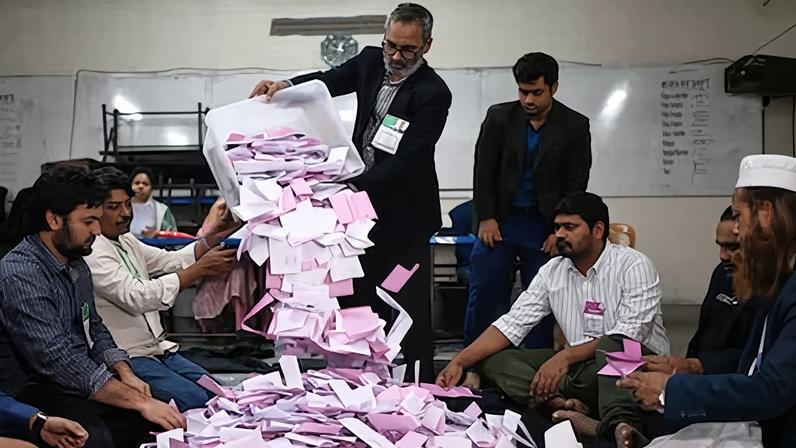Recuento de votos tras las elecciones al Parlamento de Bangladés en la tarde del jueves en un colegio electoral de Daca.