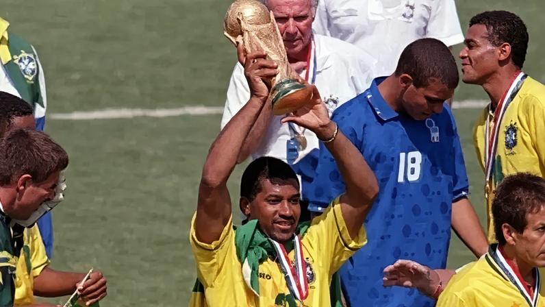 Viola com a taça da Copa do Mundo (Foto: Divulgação)