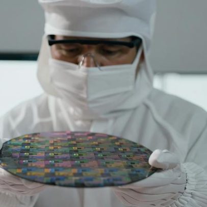 China amplia produção de chips para IA e mira quintuplicar capacidade até 2030