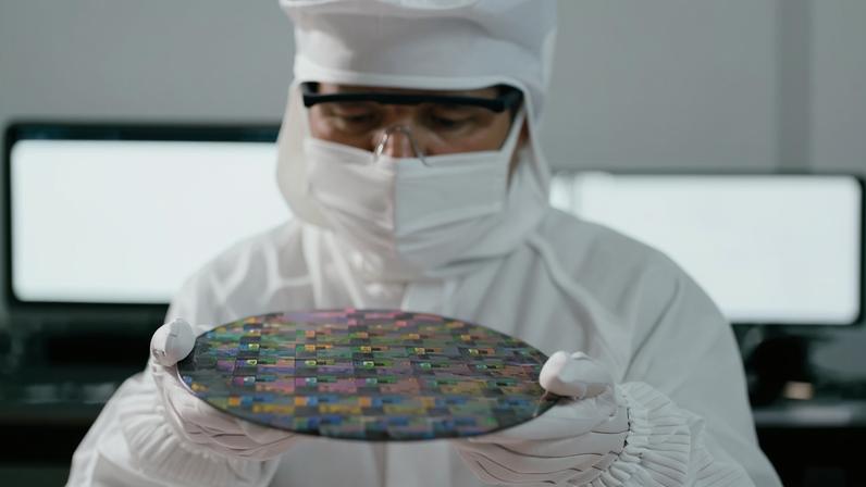 Engenheiro segura wafers, discos de silício usados na fabricação de chips, base da indústria de semicondutores e peça-chave no avanço da inteligência artificial