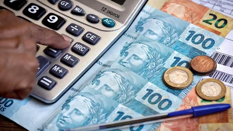 Notas de cem ao lado de calculadora