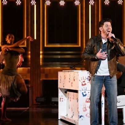 Nick Jonas apresenta o single emotivo Gut Punch no Fallon
