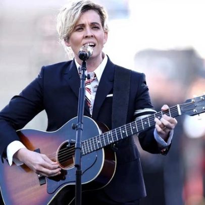 Brandi Carlile: eleitores de Trump foram enganados e devem mudar de ideia