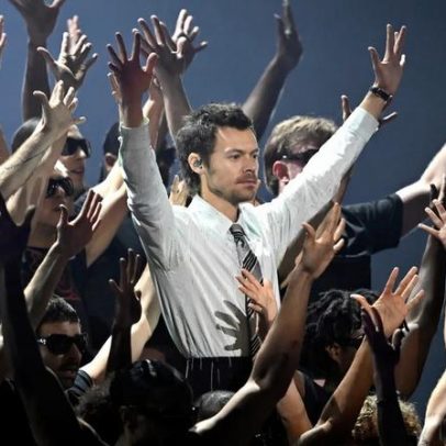 Harry Styles faz estreia ao vivo de Aperture no BRIT 2026