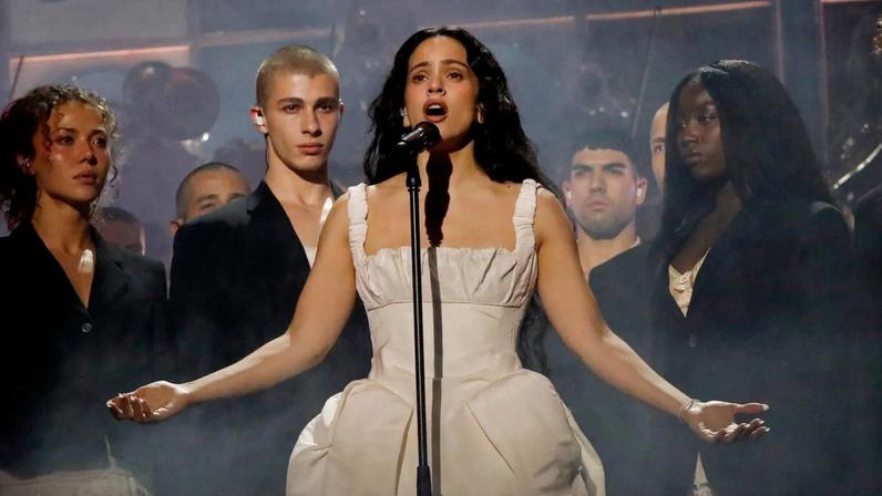 Rosalia sings on stage