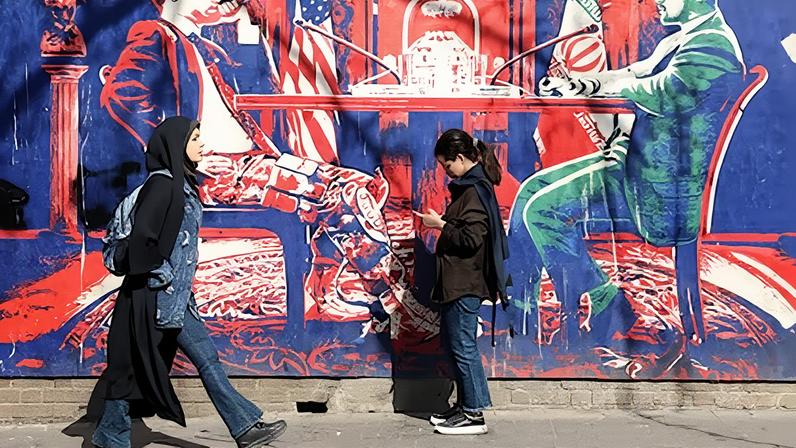 Mujeres iraníes pasaban este lunes ante un cártel antiestadounidense en Teherán.