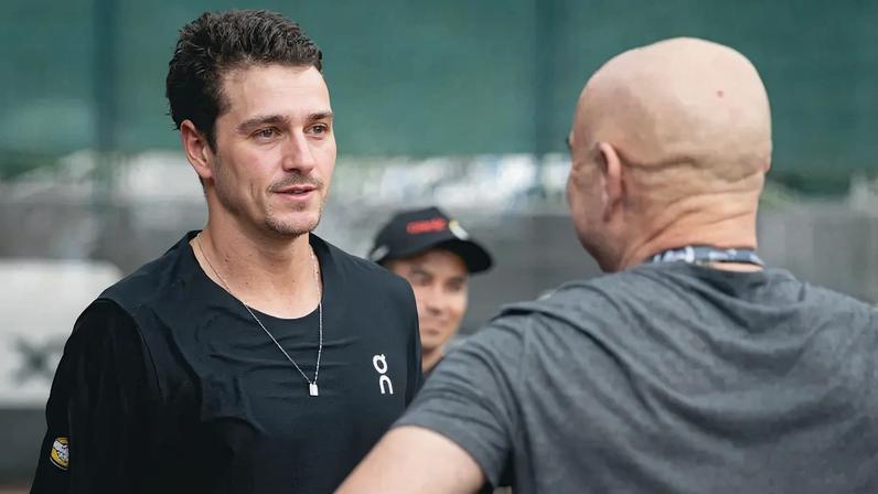 João Fonseca e Andre Agassi no Rio Open (Foto: João Pires/Fotojump)
