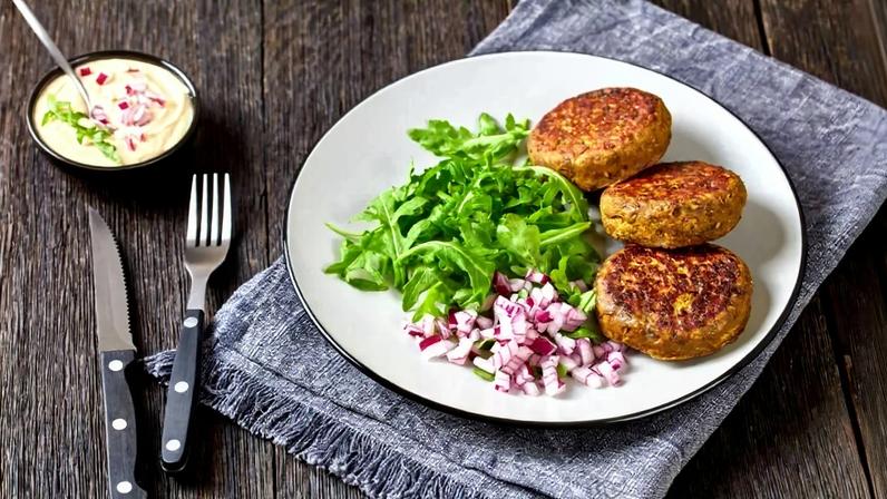 Hambúrguer de lentilha e feijão (Imagem: from my point of view | Shutterstock)