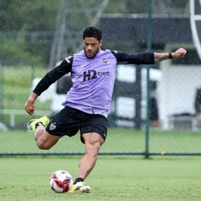 Hulk vence influenciador em desafio de finalização no CT do Atlético-MG