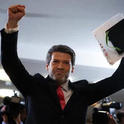 Socialista vence rival de extrema direita em Portugal com apoio conservador