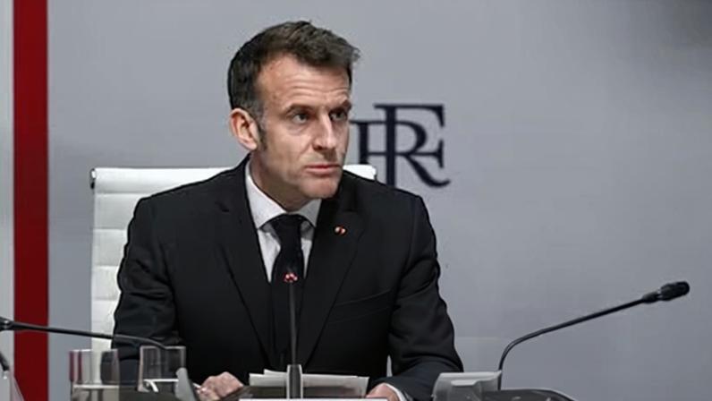 El presidente francés, Emmanuel Macron, interviene en una reunión del Consejo de Defensa Nacional en el Elíseo, en París (Francia), este sábado.