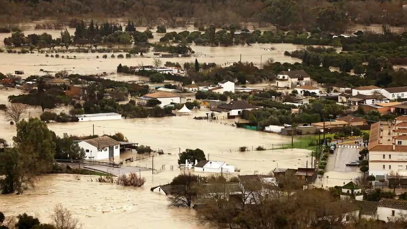 Inundaciones en la vega de Arcos de la Frontera por la crecida del río Guadalete y el desembalse de la presa, este jueves.