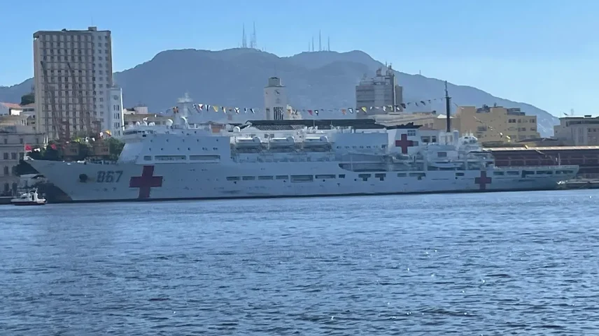Navio médico chinês atracado no Píer Mauá, no Rio de Janeiro. (Foto: Luís Kawaguti / Gazeta do Povo)