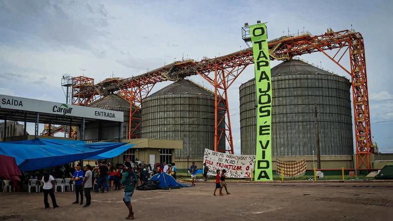 Desde 22 de janeiro, indígenas acampam diante do terminal da Cargill para protestar contra o decreto presidencial 12.600/2025, que incluiu o rio Tapajós no Plano Nacional de Desestatização.