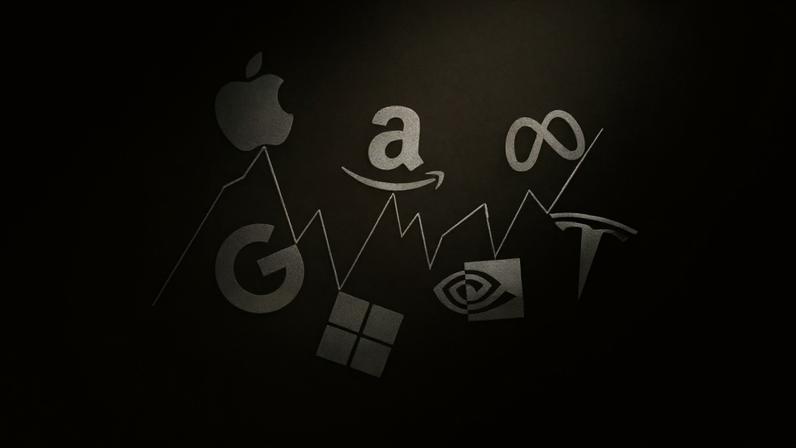 A imagem mostra um fundo com gradiente em tons de roxo e rosa, sobre o qual há um gráfico de linha ascendente. Logotipos de empresas de tecnologia, como Apple, Google, Microsoft, Amazon, Meta, Nvidia e Tesla, aparecem com efeito de degradê holográfico. Grades sutis nas laterais reforçam o tema de dados ou análise de mercado.