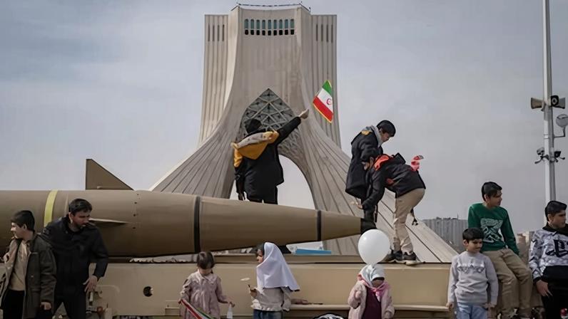 Niños iraníes se encuentran junto a un lanzador de misiles balísticos de fabricación iraní durante una manifestación en el oeste de Teherán, Irán, el 11 de febrero de 2026.
