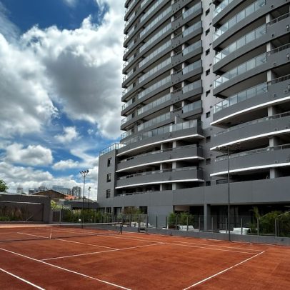 Falta de terrenos transforma quadras de tênis em símbolo de luxo