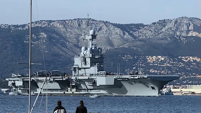 El portaviones 'Charles de Gaulle', en Tolón en 2009.