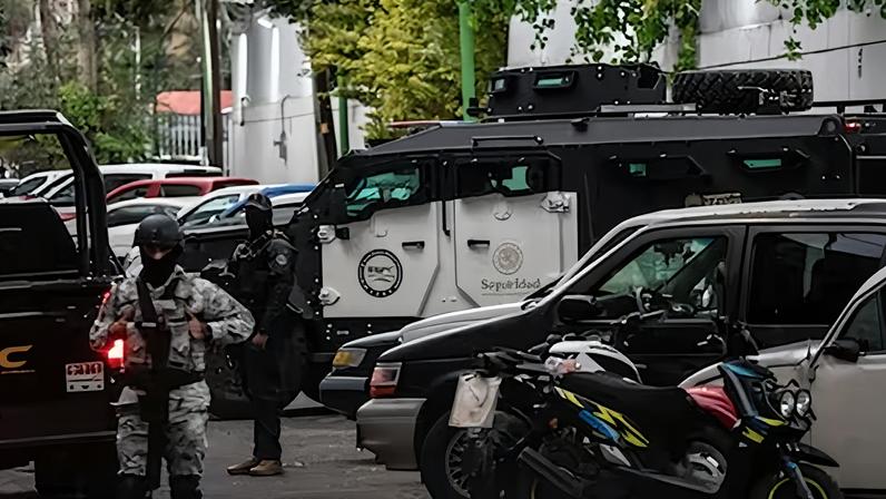 Un vehículo blindado 'Rhino' frente la sede de la Fiscalía Especializada en Materia de Delincuencia Organizada, en Ciudad de México, donde peritos practicarán la necropsia de ley al cuerpo del líder del CJNG para oficializar su muerte.