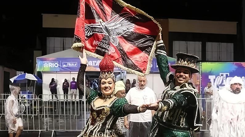Casal de mestre-sala e porta-bandeira da Imperadores Rubro-negros